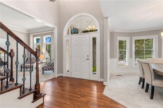 5512 Meadow Lake Street, Parkville, MO 64152