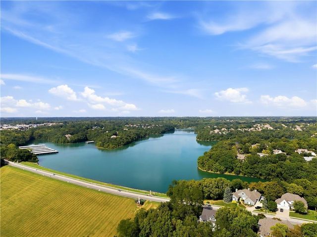 5512 Meadow Lake Street, Parkville, MO 64152