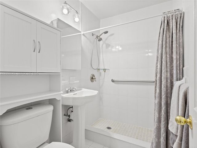 6665 NW 39th St, Virginia Gardens, FL 33166