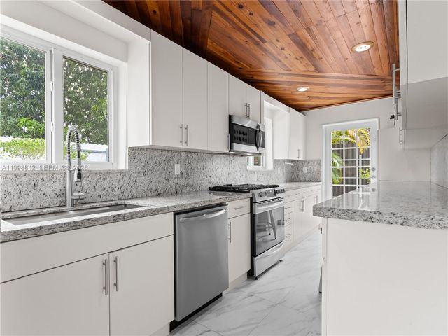 6665 NW 39th St, Virginia Gardens, FL 33166