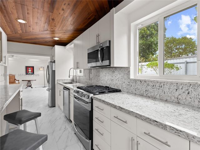 6665 NW 39th St, Virginia Gardens, FL 33166