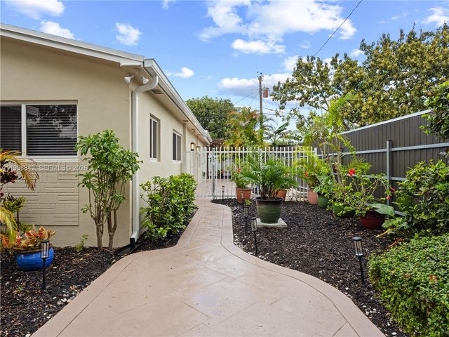 6665 NW 39th St, Virginia Gardens, FL 33166