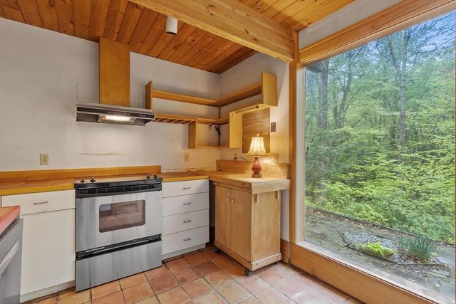 75 West St, Pepperell, MA 01463