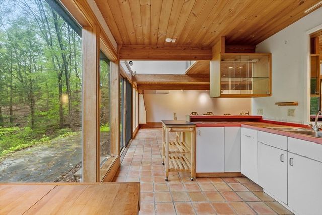 75 West St, Pepperell, MA 01463