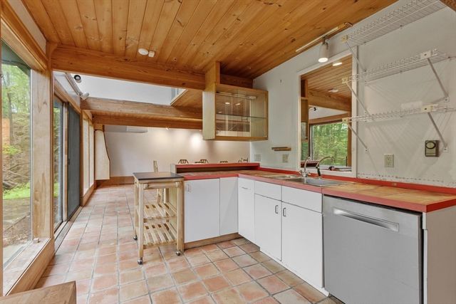 75 West St, Pepperell, MA 01463
