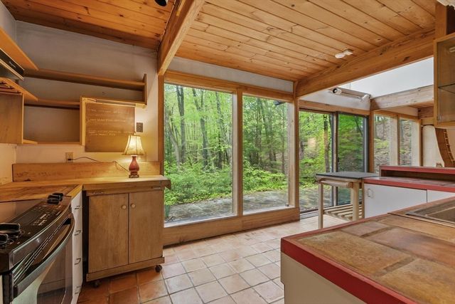 75 West St, Pepperell, MA 01463