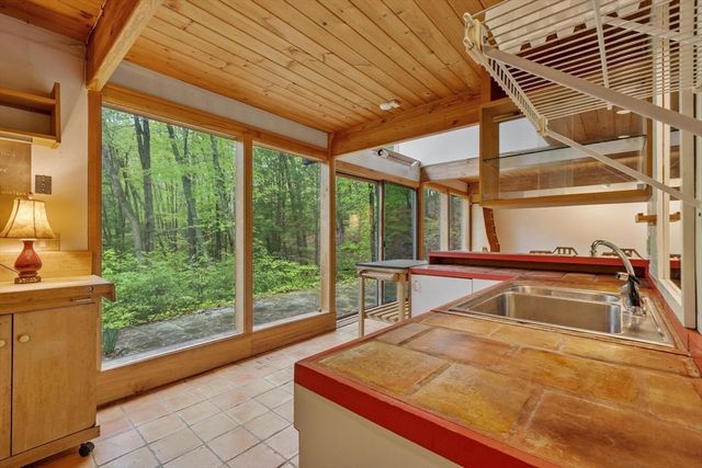 75 West St, Pepperell, MA 01463