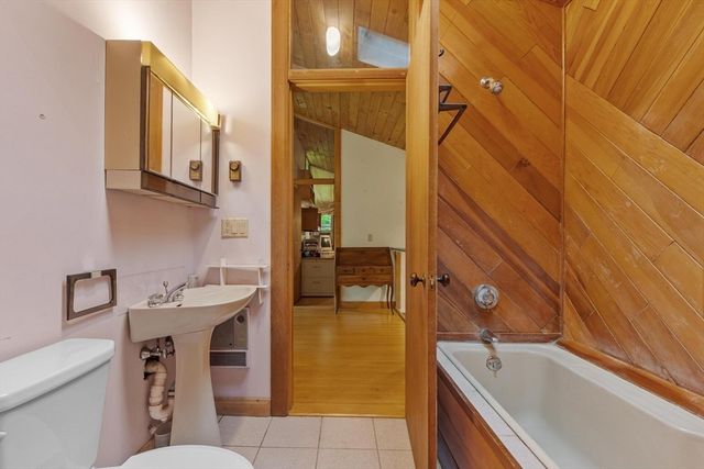 75 West St, Pepperell, MA 01463