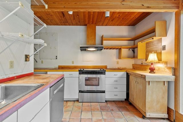 75 West St, Pepperell, MA 01463