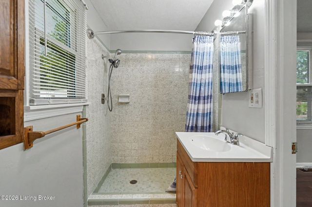 1008 Cristland Rd, Louisville, KY 40214