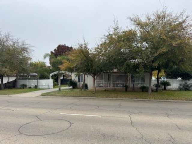 5225 E Belmont Avenue, Fresno, CA 93727