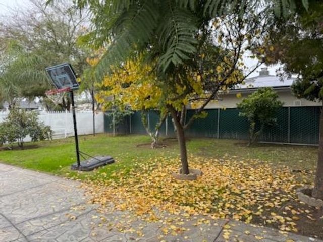 5225 E Belmont Avenue, Fresno, CA 93727