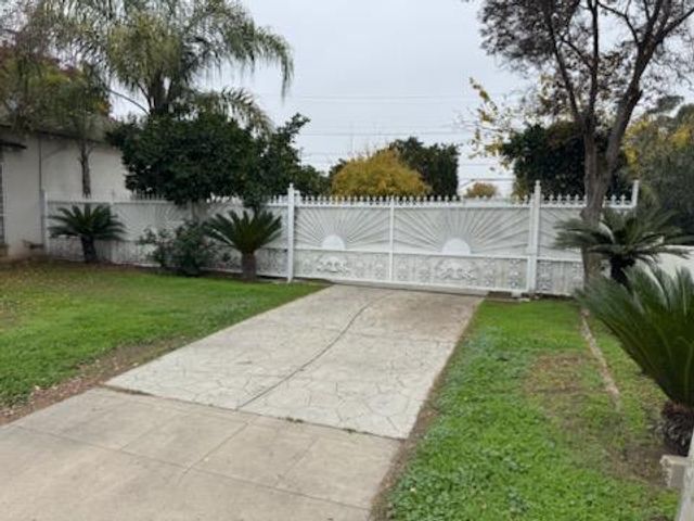 5225 E Belmont Avenue, Fresno, CA 93727