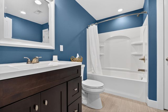 2124 Donald Drive, Cedar Falls, IA 50613