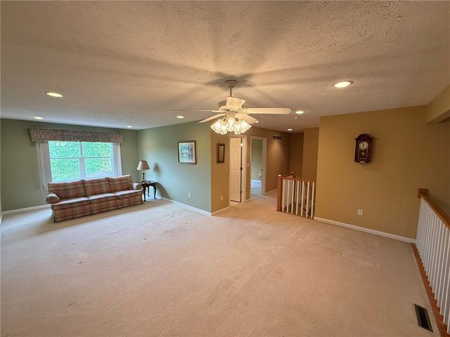 411 Chestnut Ln, Allegheny Twp, PA 15613