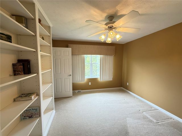 411 Chestnut Ln, Allegheny Twp, PA 15613