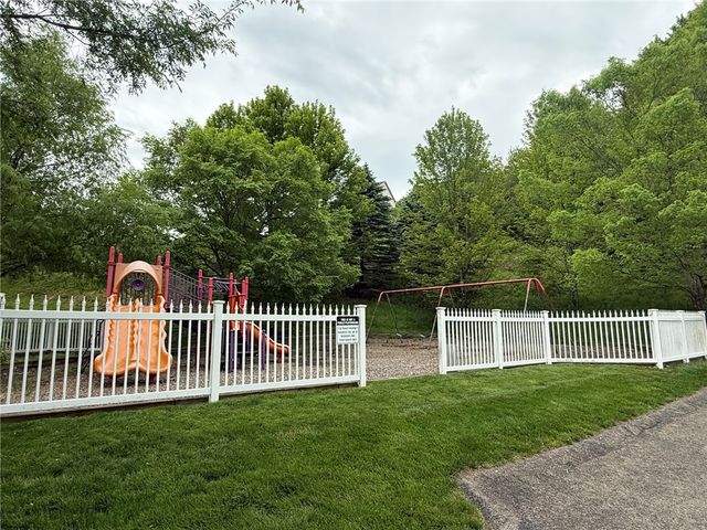 411 Chestnut Ln, Allegheny Twp, PA 15613
