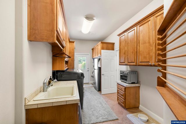 2261 Chapman Hill Dr NW, Salem, OR 97304