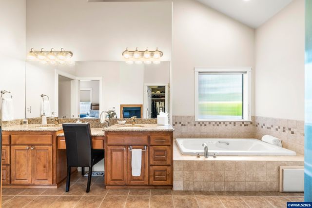 2261 Chapman Hill Dr NW, Salem, OR 97304