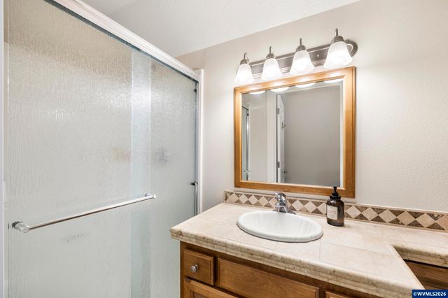 2261 Chapman Hill Dr NW, Salem, OR 97304
