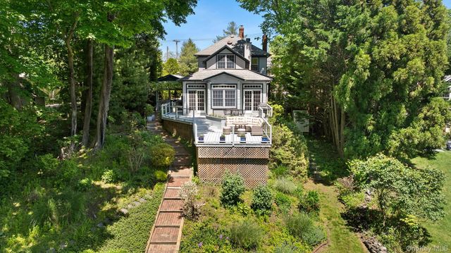 910 New Suffolk Avenue, Mattituck, NY 11952