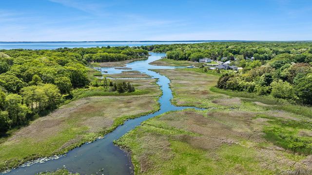 910 New Suffolk Avenue, Mattituck, NY 11952