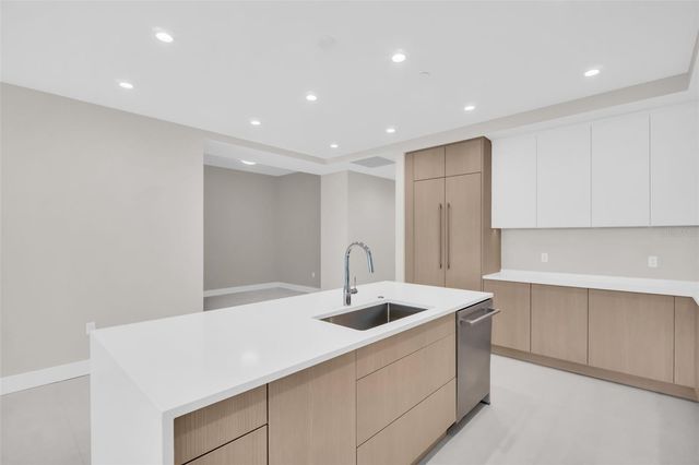 275 1ST AVENUE S 3703, St Petersburg, FL 33701