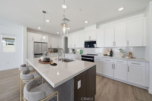 3211 E Avenue J-4, Lancaster, CA 93535