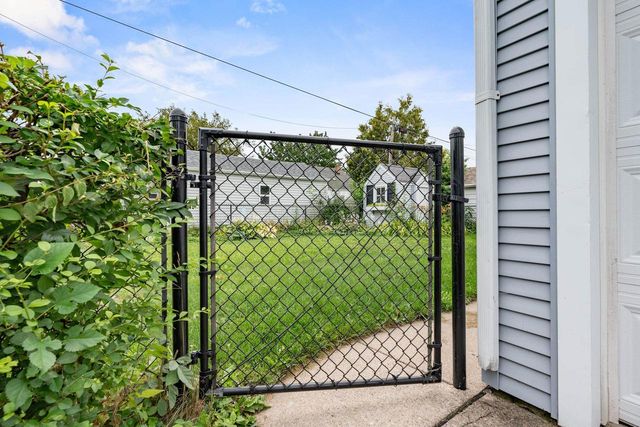 615 W BENT AVENUE, Oshkosh, WI 54901