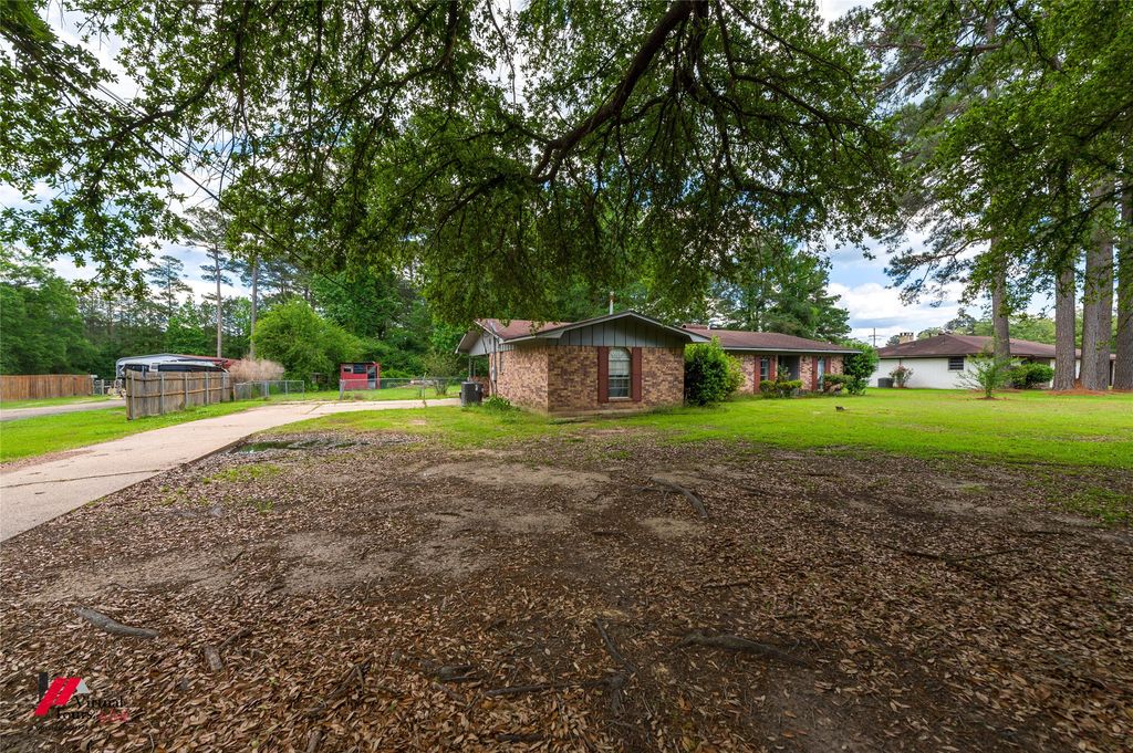 423 11th Street NE, Springhill, LA 71075