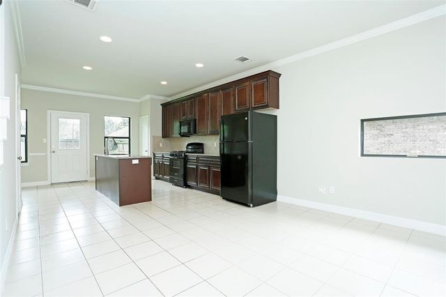 990 Grenshaw Street B, Houston, TX 77088