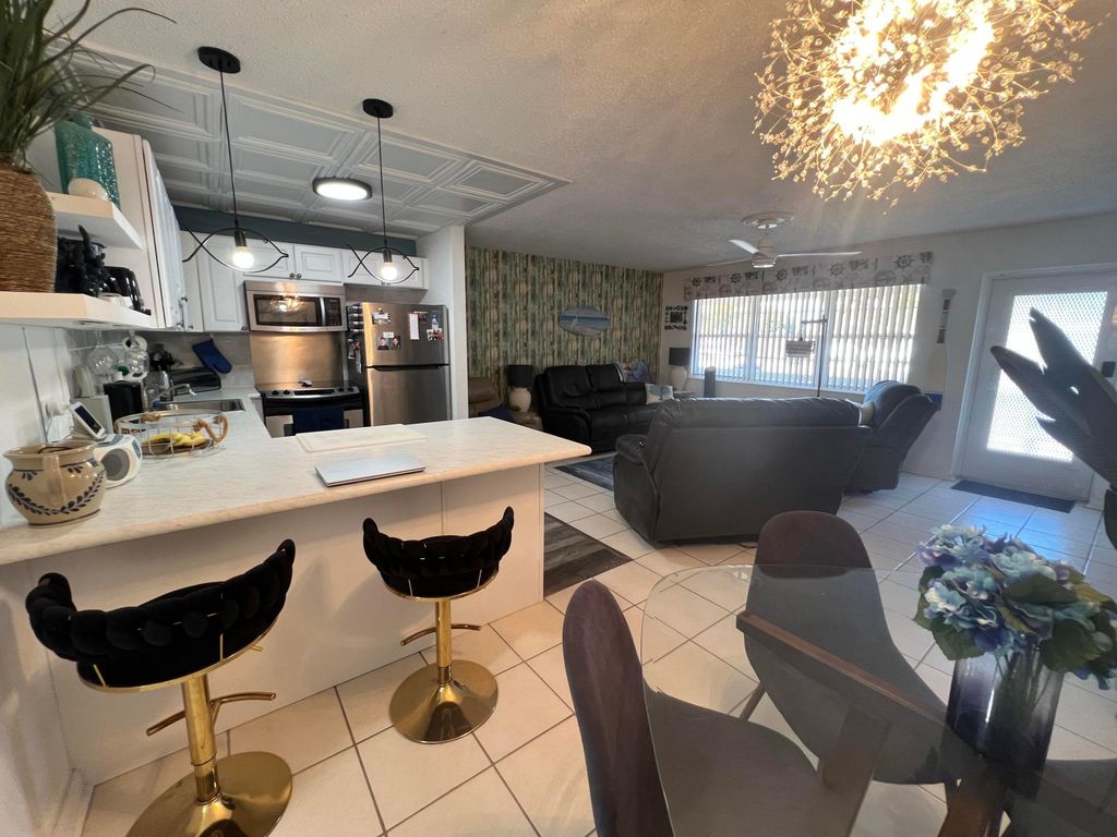 201 Kent L, West Palm Beach, FL 33417