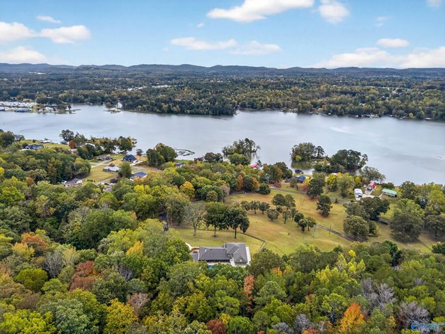 447 Riverton Drive, Rainbow City, AL 35906