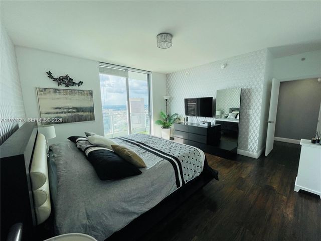 90 SW 3rd St 4404, Miami, FL 33130