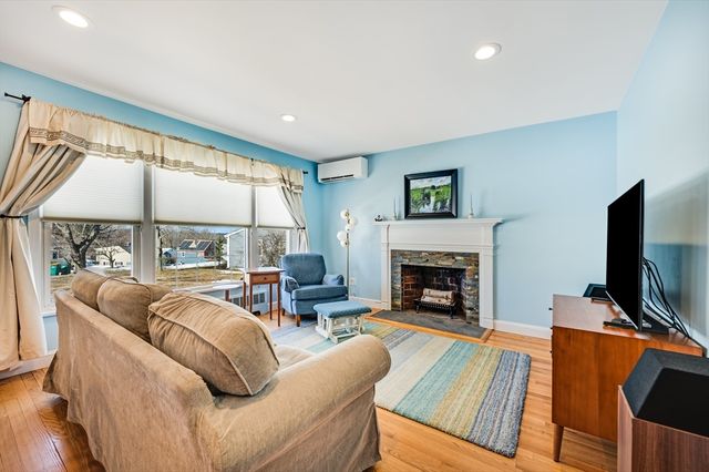 15 Hillside, Woburn, MA 01801