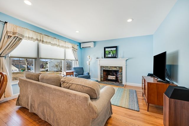 15 Hillside, Woburn, MA 01801