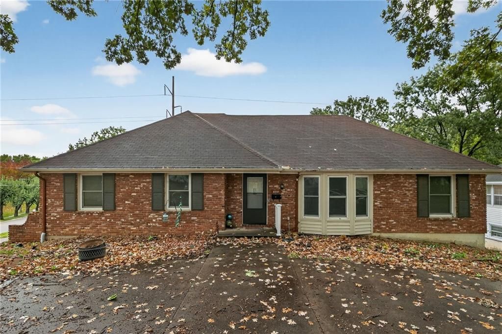 6761 N Woodland Avenue, Gladstone, MO 64118