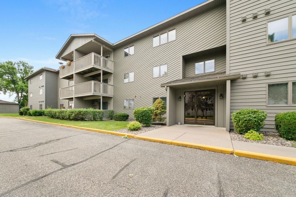 930 Lyn Way 203, Hastings, MN 55033 — exterior