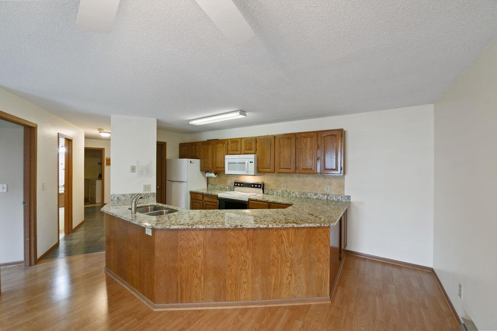 930 Lyn Way 203, Hastings, MN 55033 — photo 2