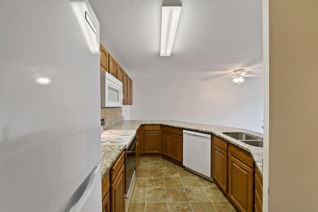 930 Lyn Way 203, Hastings, MN 55033 — photo 3
