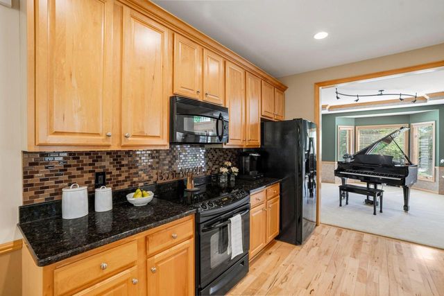 W305N2373 Maple AVENUE, Pewaukee, WI 53072