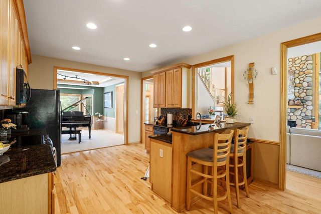 W305N2373 Maple AVENUE, Pewaukee, WI 53072
