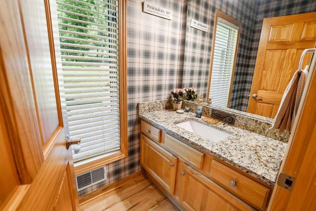W305N2373 Maple AVENUE, Pewaukee, WI 53072