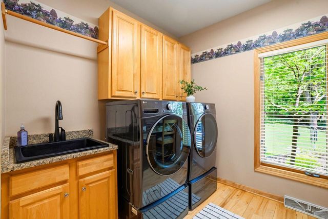 W305N2373 Maple AVENUE, Pewaukee, WI 53072