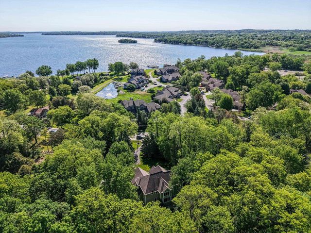 W305N2373 Maple AVENUE, Pewaukee, WI 53072