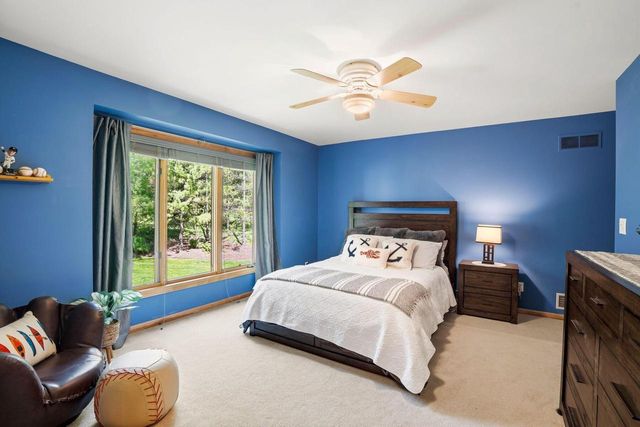 W305N2373 Maple AVENUE, Pewaukee, WI 53072