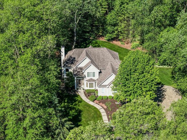 W305N2373 Maple AVENUE, Pewaukee, WI 53072
