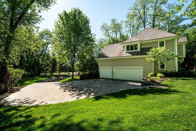 W305N2373 Maple AVENUE, Pewaukee, WI 53072