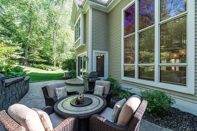 W305N2373 Maple AVENUE, Pewaukee, WI 53072