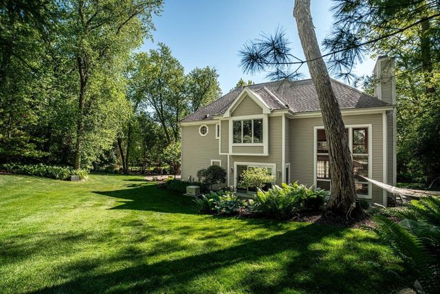 W305N2373 Maple AVENUE, Pewaukee, WI 53072